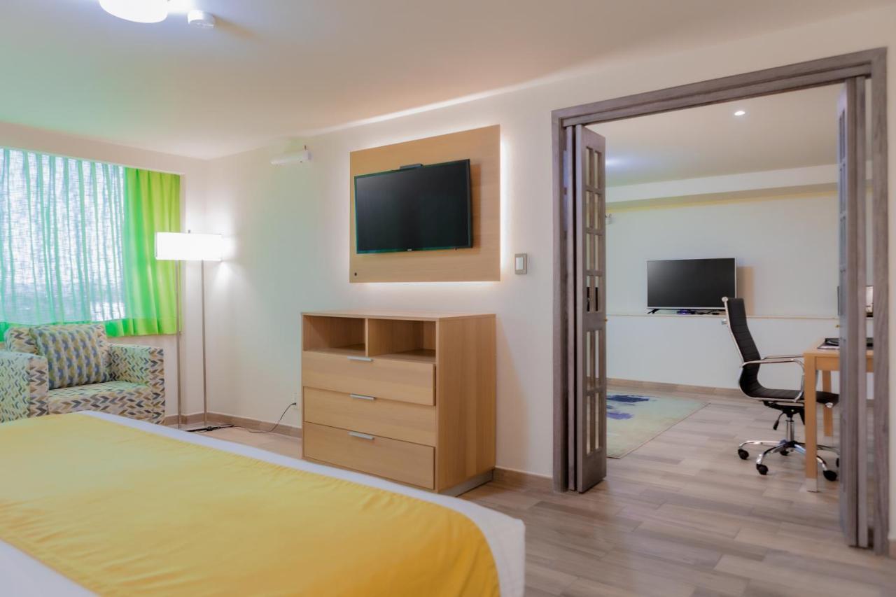 La Joya Pachuca Hotell Eksteriør bilde A suite at the Holiday Inn Express in San Francisco