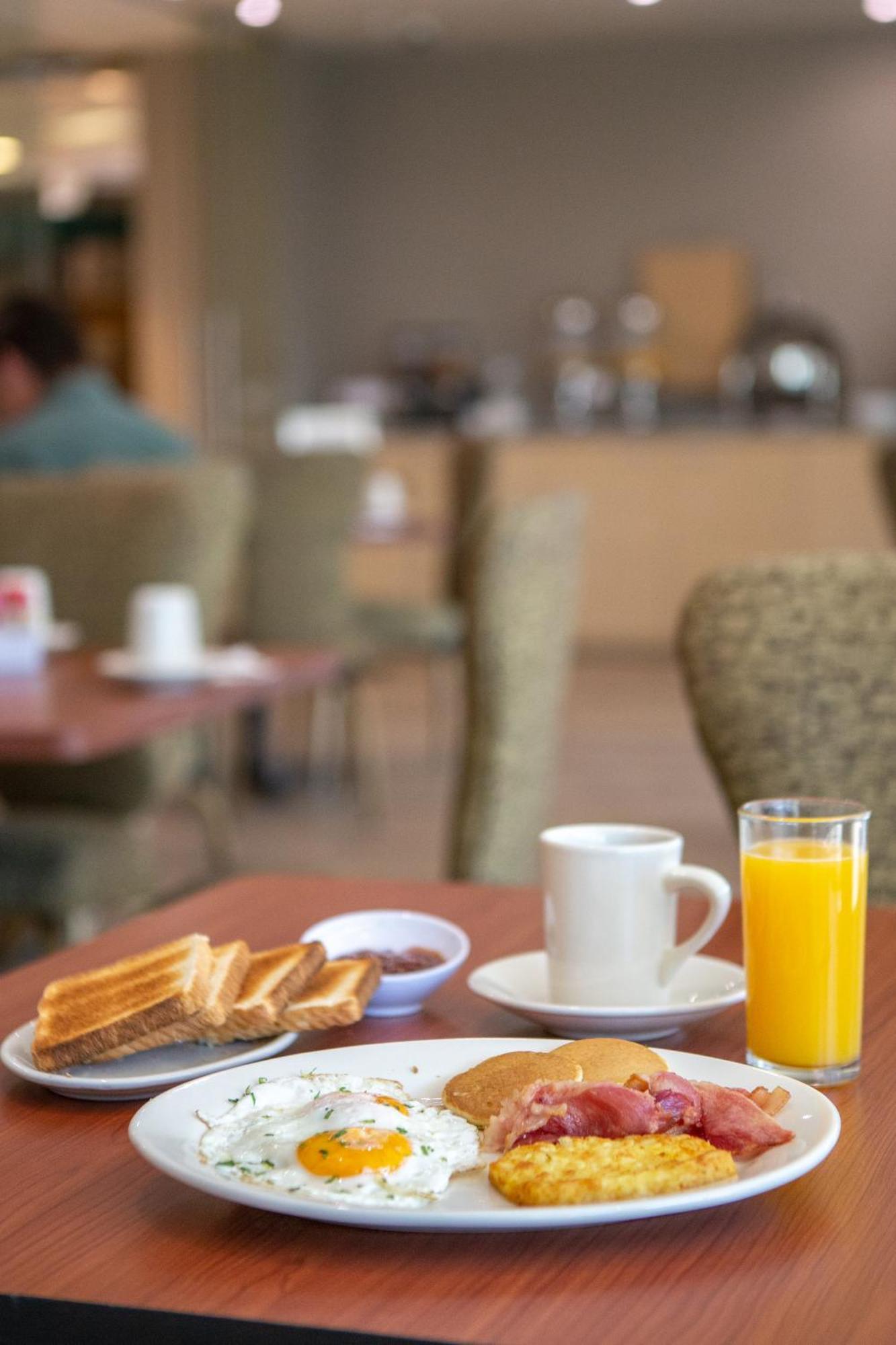 La Joya Pachuca Hotell Eksteriør bilde A breakfast with orange juice